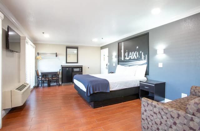 英格爾伍德洛杉磯國際機場溫德姆速 8 飯店-Deluxe King Bed with Balcony-4