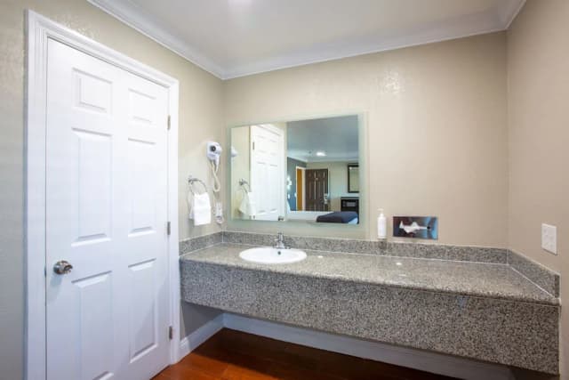 英格爾伍德洛杉磯國際機場溫德姆速 8 飯店-Deluxe King Bed with Balcony-9