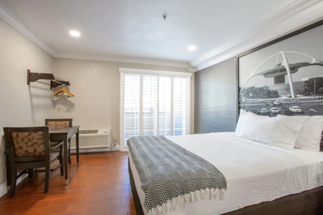 英格爾伍德洛杉磯國際機場溫德姆速 8 飯店-Deluxe King Bed with Balcony-1