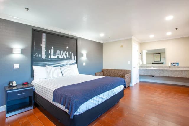 英格爾伍德洛杉磯國際機場溫德姆速 8 飯店-Deluxe King Bed with Balcony-2