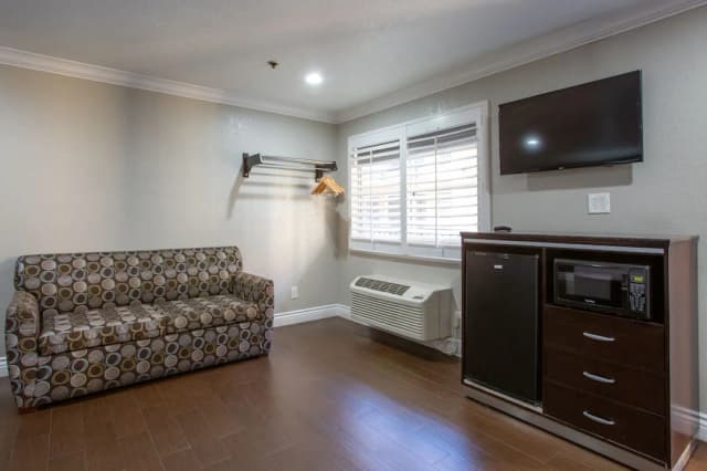 英格爾伍德洛杉磯國際機場溫德姆速 8 飯店-One King Bed with Jacuzzi-3