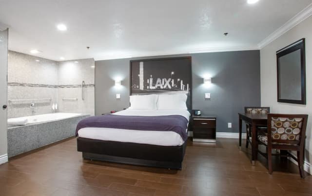 英格爾伍德洛杉磯國際機場溫德姆速 8 飯店-One King Bed with Jacuzzi-1