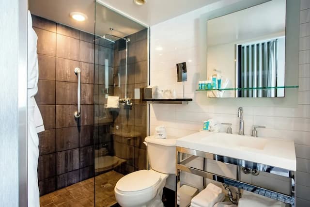 The Wade-Room, 1 King Bed, Lake View-7