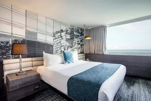 The Wade-Room, 1 King Bed, Lake View-1