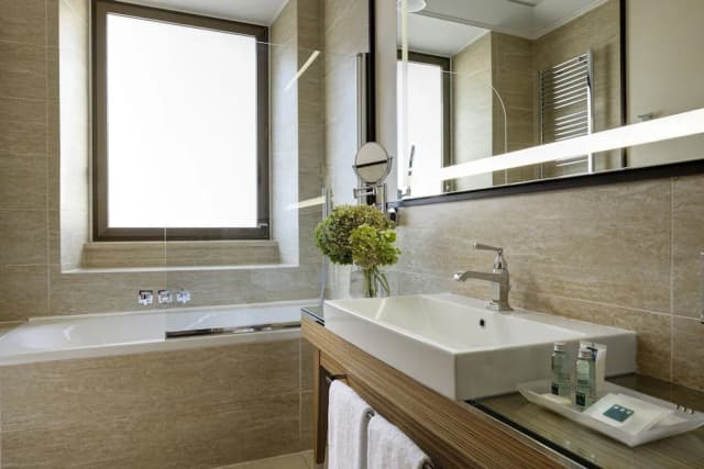 羅馬烏納飯店-高級三人房-5