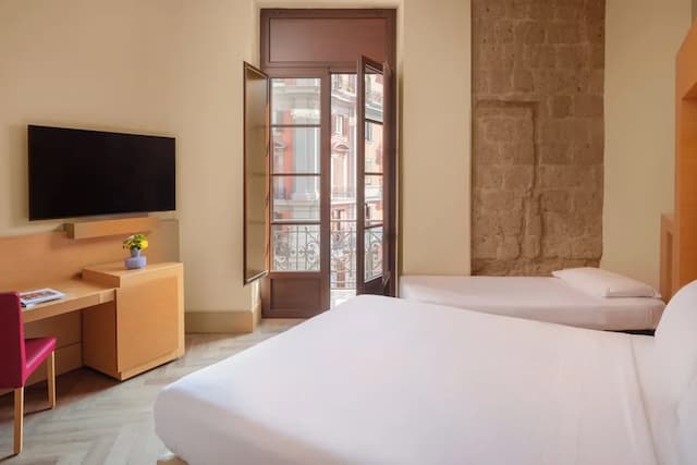 拿坡里UNA飯店-高級雙人房 (2 Adults + 1 Child)-1