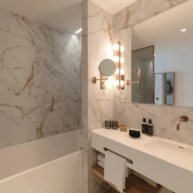 UMusic Hotel Madrid-Deluxe Guestroom-3