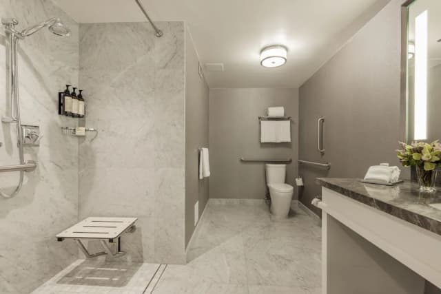 費爾蒙特奧林匹克飯店-套房, 1 張特大雙人床, 非吸煙房 (Tub w/ Grab Bars, Hearing Accessible)-2