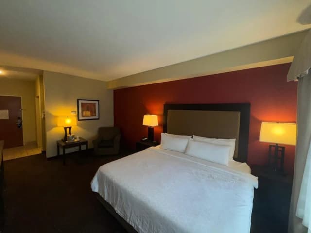 安克拉治智選假日飯店 IHG 旗下飯店-客房, 1 張特大雙人床, 非吸煙房-9