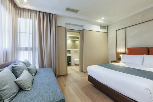 Hotel Medinaceli-Triple Room (Interior)-2