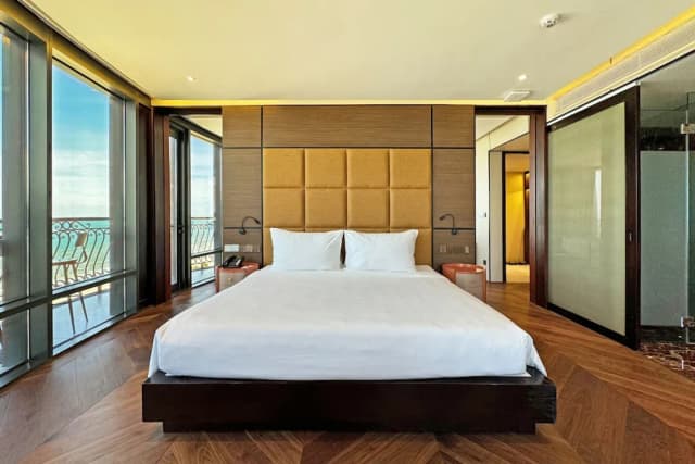 ホリデービーチホテルダナン-プレジデンシャル スイート ダブルベッド 1 台 浴槽 オーシャンビュー-4