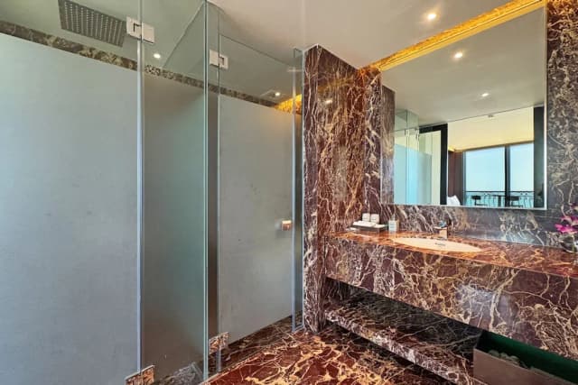 ホリデービーチホテルダナン-プレジデンシャル スイート ダブルベッド 1 台 浴槽 オーシャンビュー-11