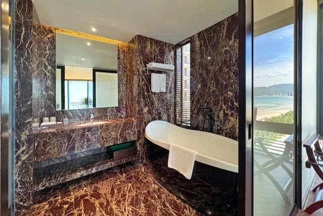 ホリデービーチホテルダナン-プレジデンシャル スイート ダブルベッド 1 台 浴槽 オーシャンビュー-10