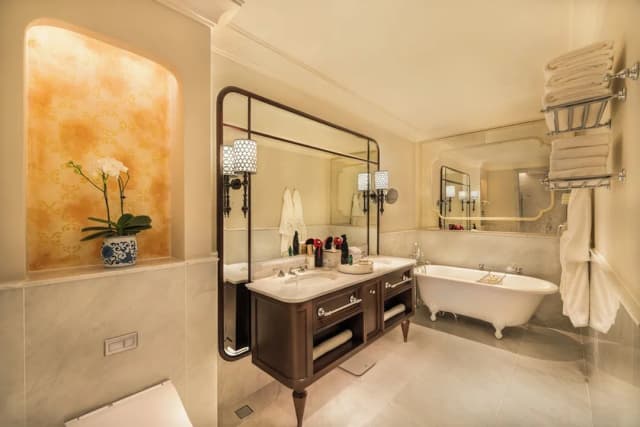 Sofitel Legend Metropole Hanoi-Heritage wing, Somerset Maugham Suite with Metropole Privileges and Benefits, King Bed-3