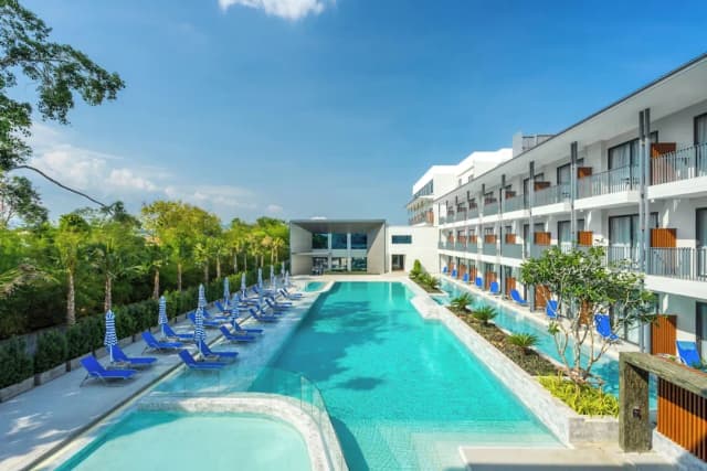 푸켓 해저 그랜드 호텔-Deluxe Triple Pool View Room-5