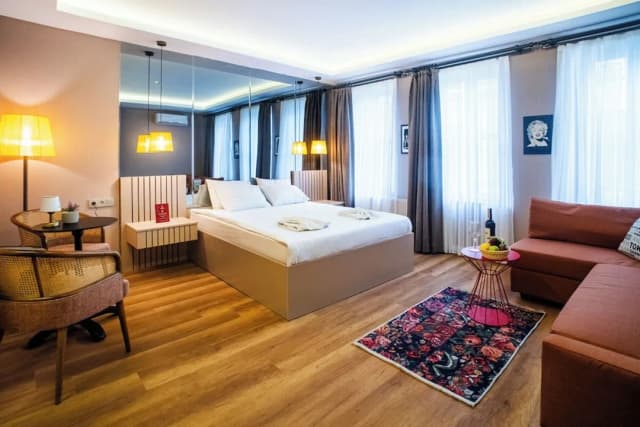 Cheers Porthouse-Deluxe Triple Room-1