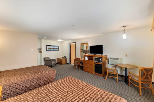 Breeze Inn-Deluxe Double Room, 2 Queen Beds, Non Smoking, Jetted Tub-7