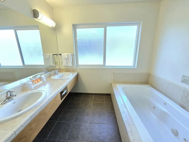 Breeze Inn-Deluxe Double Room, 2 Queen Beds, Non Smoking, Jetted Tub-9