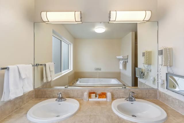 Breeze Inn-Deluxe Double Room, 2 Queen Beds, Non Smoking, Jetted Tub-12