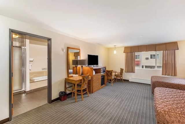 Breeze Inn-Deluxe Double Room, 2 Queen Beds, Non Smoking, Jetted Tub-5