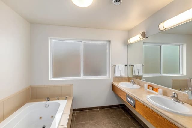 Breeze Inn-Deluxe Double Room, 2 Queen Beds, Non Smoking, Jetted Tub-11