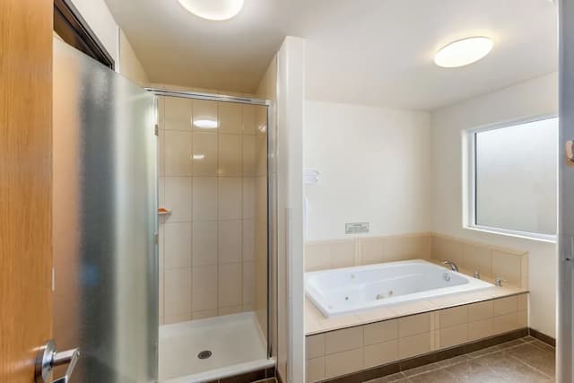 Breeze Inn-Deluxe Double Room, 2 Queen Beds, Non Smoking, Jetted Tub-10