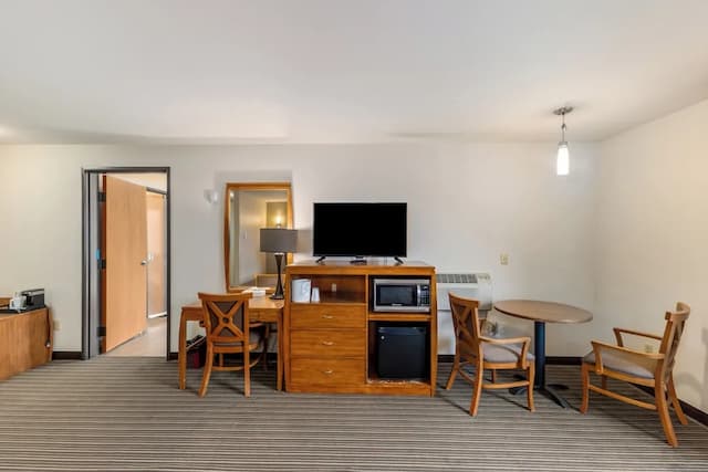 Breeze Inn-Deluxe Double Room, 2 Queen Beds, Non Smoking, Jetted Tub-3