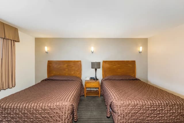 Breeze Inn-Deluxe Double Room, 2 Queen Beds, Non Smoking, Jetted Tub-2