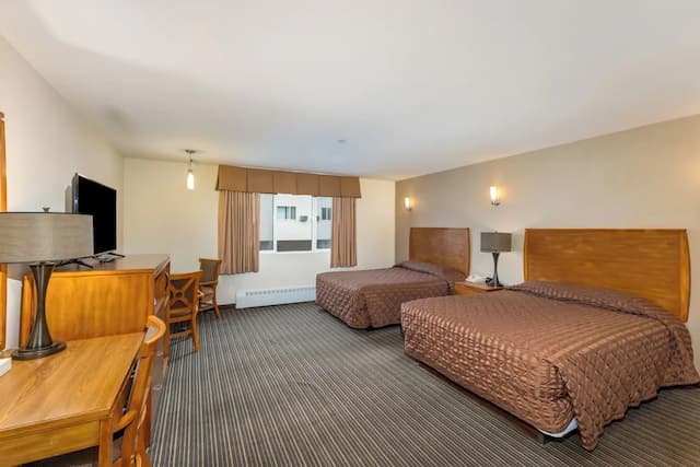 Breeze Inn-Deluxe Double Room, 2 Queen Beds, Non Smoking, Jetted Tub-6