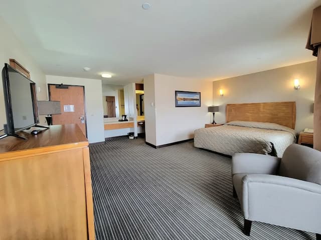 Breeze Inn-Classic Double Room Single Use, 1 King Bed, Non Smoking, Corner-2