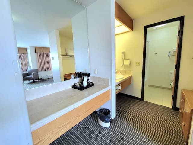 Breeze Inn-Classic Double Room Single Use, 1 King Bed, Non Smoking, Corner-8