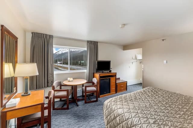 Breeze Inn-Classic Double Room Single Use, 1 King Bed, Non Smoking, Corner-1