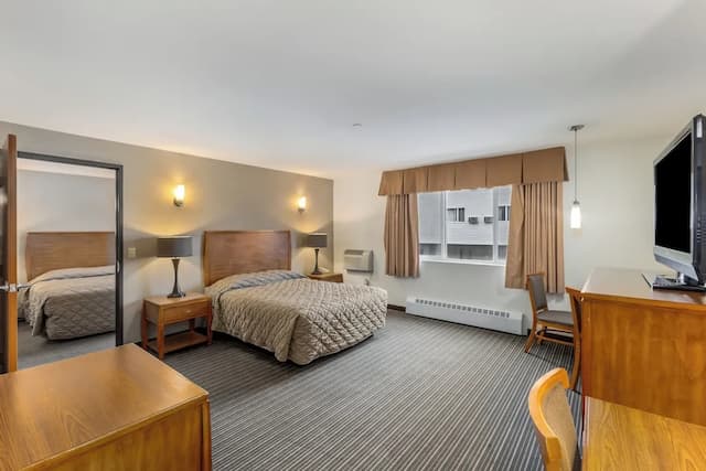 Breeze Inn-Deluxe Suite, 2 Queen Beds, Air conditioning-2