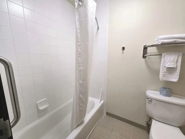 Breeze Inn-Deluxe Suite, 2 Queen Beds, Air conditioning-9