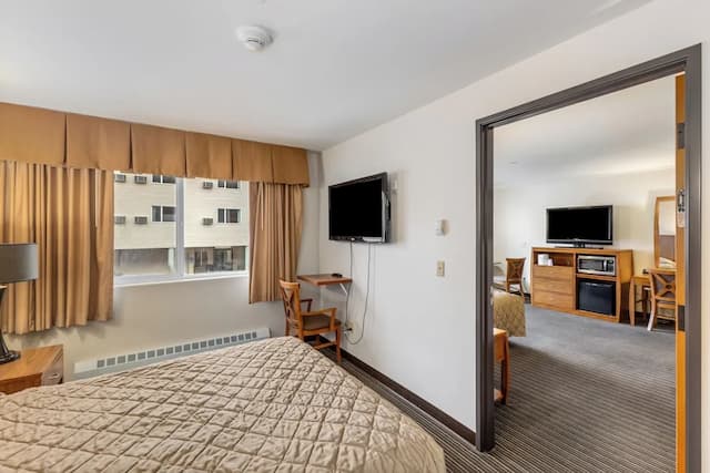 Breeze Inn-Deluxe Suite, 2 Queen Beds, Air conditioning-8