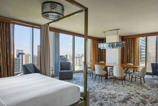 Marriott Marquis Houston-Single Room, 1 King Bed with Sofa bed, Pool View-5