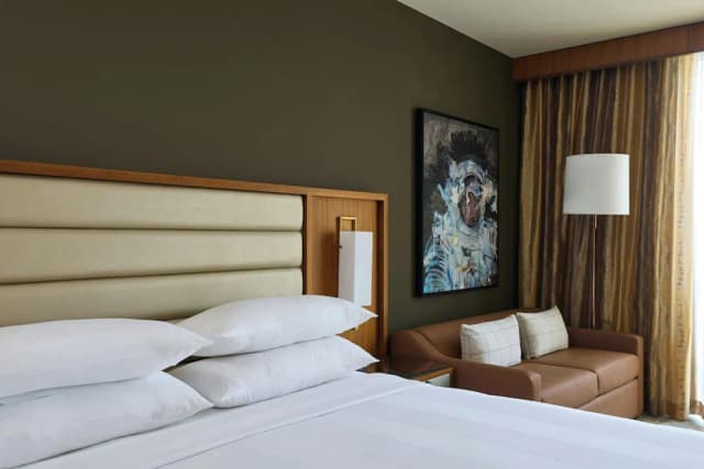 Marriott Marquis Houston-Single Room, 1 King Bed with Sofa bed, Pool View-10