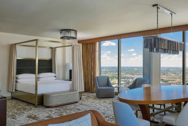 Marriott Marquis Houston-Single Room, 1 King Bed with Sofa bed, Pool View-4