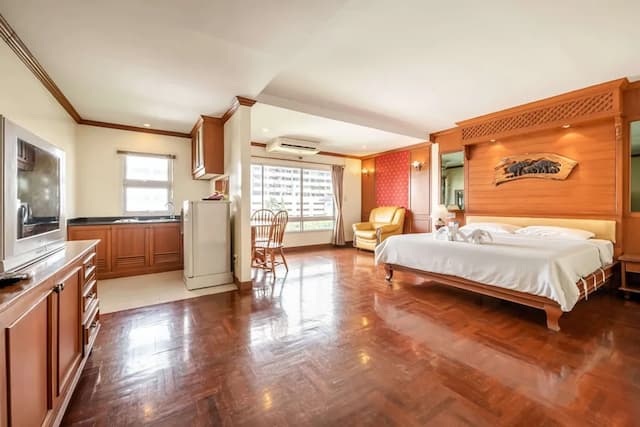 Royal Ivory Sukhumvit Nana-Deluxe Room, 1 King Bed-1