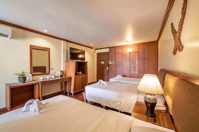 Royal Ivory Sukhumvit Nana-Superior Triple Room-3