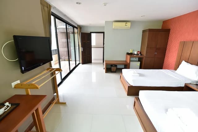 Wungnoy Hotel-Triple Deluxe Room-1