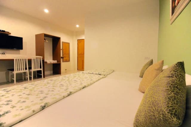 Green Apple Villa-Deluxe Triple Room, Multiple Beds-3