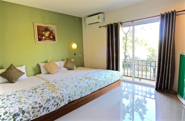 Green Apple Villa-Deluxe Triple Room, Multiple Beds-1