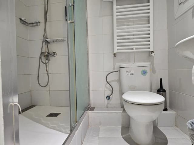 Hotel Palermo Barcelona-Habitacion cuadruple Baño privado interior-6