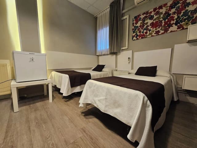 Hotel Palermo Barcelona-Habitacion cuadruple Baño privado interior-3