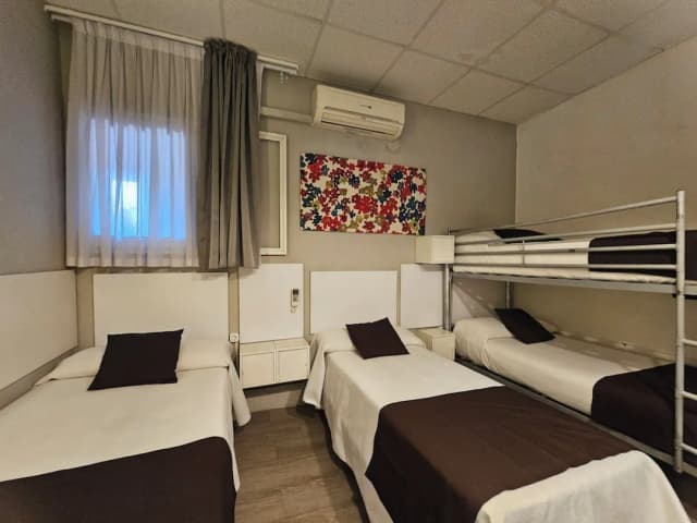 Hotel Palermo Barcelona-Habitacion cuadruple Baño privado interior-1