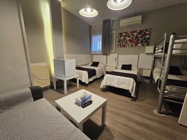 Hotel Palermo Barcelona-Habitacion cuadruple Baño privado interior-2