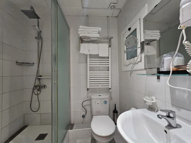 Hotel Palermo Barcelona-Habitacion cuadruple Baño privado interior-5