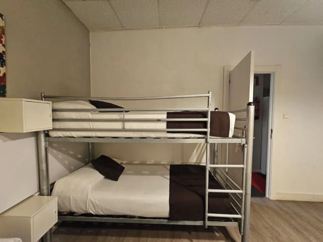 Hotel Palermo Barcelona-Habitacion cuadruple Baño privado interior-4