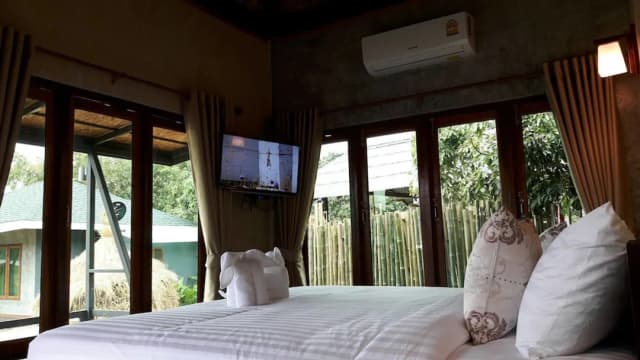 Nok Chan Mee Na-Deluxe Room-3
